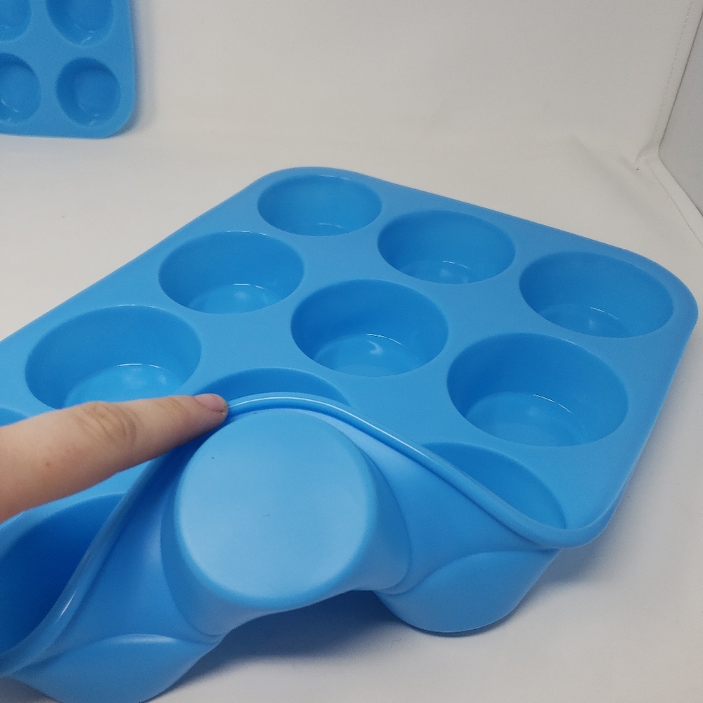 Silicone Muffin & Cupcake Pan Baking Molds… - Picture 2 of 12